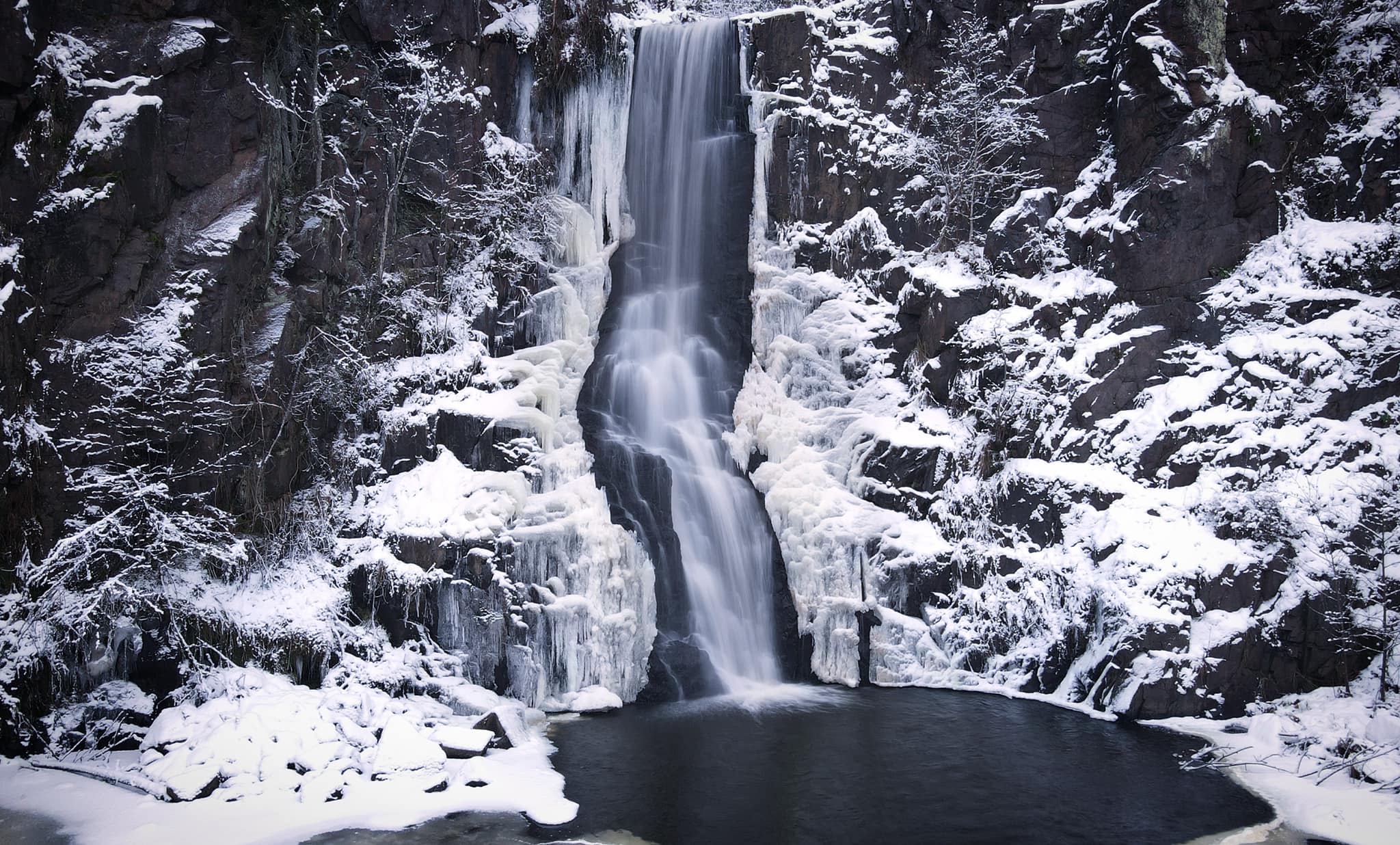 Bild på ett vattenfall på vintern